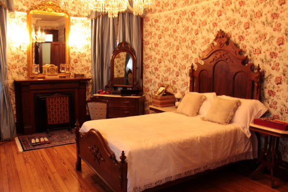 1889년 미국 워싱턴DC에서 문을 연 주미대한제국공사관의 복원이 완료됐다. 조미수호통상조약 체결일인 오는 22일(현지시간) 개관식을 열고 박물관 역할로 일반에 개방된다. 사진은 공사 부부의 침실.  연합뉴스