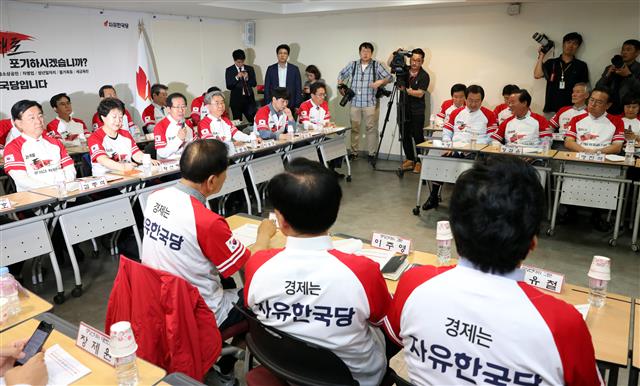 홍준표 자유한국당 대표가 15일 오전 서울 여의도 당사에서 열린 6·13 지방선거 일자리! 설자리! 살자리! 선거대책위원회 발대식 및 1차 회의에서 모두발언을 하고 있다.  뉴스1