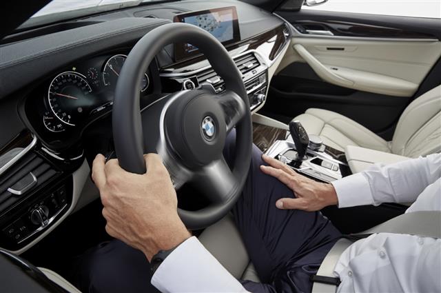 액티브 프로텍션 등의 기능을 갖춘 BMW 뉴5 시리즈 운전석의 모습.