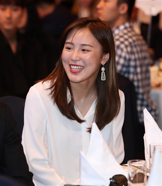 쇼트트랙 김아랑이 15일 서울 송파구 올림픽파크텔에서 열린 2018 평창동계올림픽 선수단 오찬에서 참석자들과 대화를 나누며 웃음짓고 있다.  뉴스1