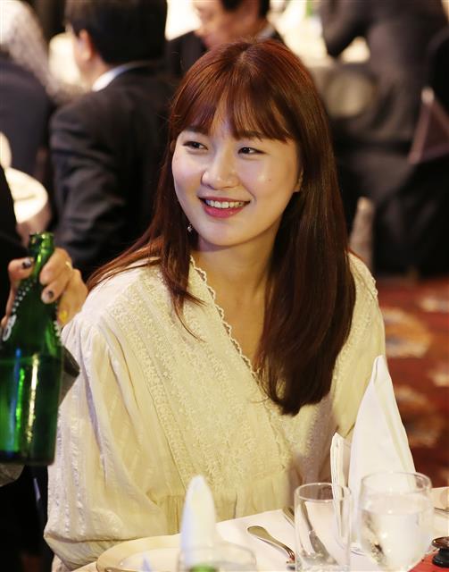 쇼트트랙 박승희가 15일 서울 송파구 올림픽파크텔에서 열린 2018 평창동계올림픽 선수단 오찬에서 환하게 웃음짓고 있다. 평창동계올림픽 금메달리스트 박승희는 지난 10일 공식 은퇴를 선언했다.  뉴스1