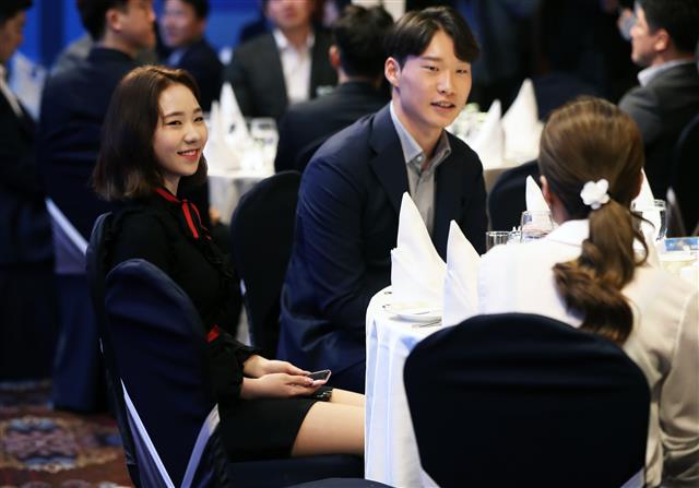 피겨 최다빈이 15일 서울 송파구 올림픽파크텔에서 열린 2018 평창동계올림픽 선수단 오찬에서 참석자들과 대화를 나누며 웃음짓고 있다.  뉴스1