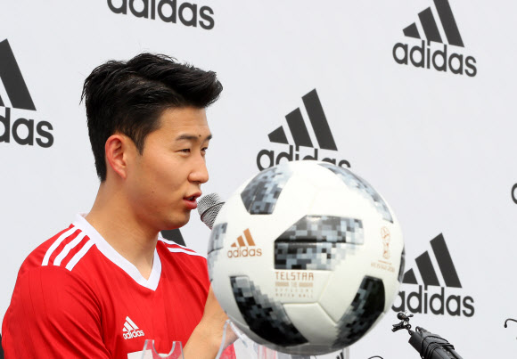 2018러시아월드컵 태극전사 공격수 손흥민이 15일 서울 용산구 아이파크몰 더베이스풋살장에서 아디다스 스폰서십 연장 체결식을 마친 뒤 월드컵 출전에 대한 다짐을 말하고 있다.   연합뉴스