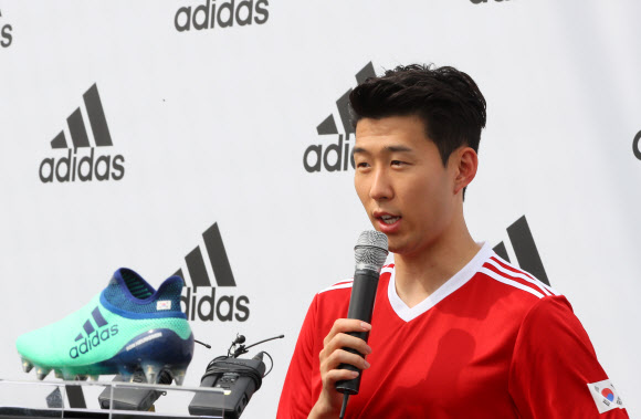 2018러시아월드컵 태극전사 공격수 손흥민이 15일 서울 용산구 아이파크몰 더베이스풋살장에서 아디다스 스폰서십 연장 체결식을 마친 뒤 월드컵 출전에 대한 다짐을 말하고 있다.   연합뉴스