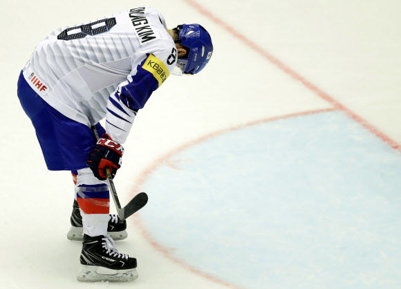 14일(현지시간) 노르웨이에 패한 한국 남자 아이스하키 대표팀의 김원중이 허탈한 듯 허리를 숙이고 있다.  헤르닝 로이터 연합뉴스