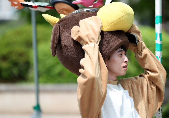 전국이 초여름 날씨를 보인 15일 오후 2018 건국대학교 축제가 열리고 있는 서울 광진구 건국대학교에서 소탈을 쓴 풍물패 학생이 더위에 잠시 탈을 들어올리고 있다.  연합뉴스