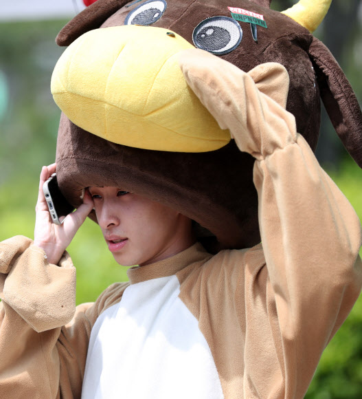 전국이 초여름 날씨를 보인 15일 오후 2018 건국대학교 축제가 열리고 있는 서울 광진구 건국대학교에서 소탈을 쓴 풍물패 학생이 더위에 잠시 탈을 들어올리고 있다.  연합뉴스