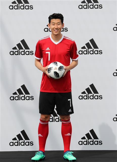 축구 국가대표 손흥민(26?토트넘)이 15일 서울 용산구 아이파크몰 아디다스 더 베이스 서울 풋살장에서 열린 아디다스 스폰서십 연장 체결 및 기자회견에서 2018 러시아월드컵 공인구 ’텔스타 18’을 들고 포즈를 취하고 있다. 손흥민은 글로벌 축구 브랜드 아디다스와 오는 2023년 6월까지 파트너쉽을 연장했다.  뉴스1