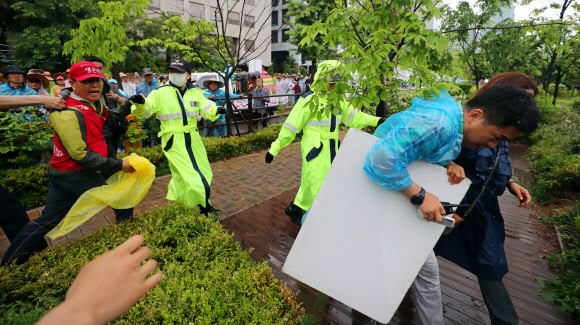 육견단체 집회에 나타난 동물보호단체