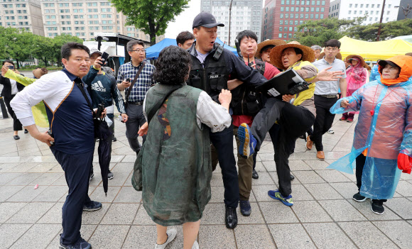 충돌하는 동물보호단체와 육견단체