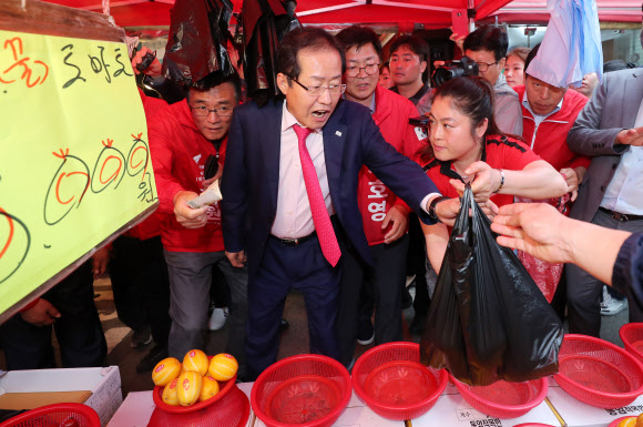 토마토 구입하는 홍준표