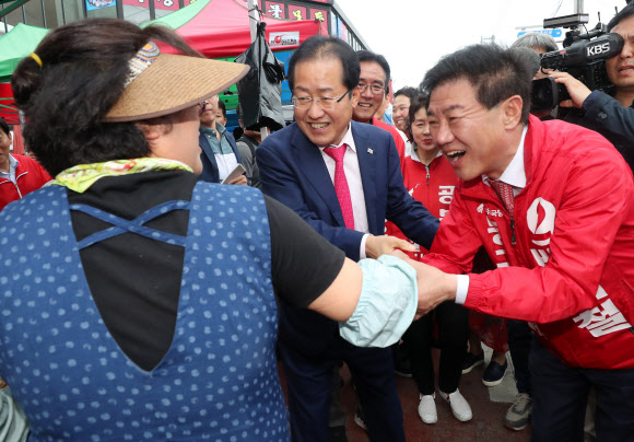 시장 상인과 인사하는 홍준표