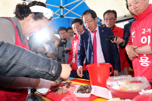 시장 음식 맛보는 홍준표