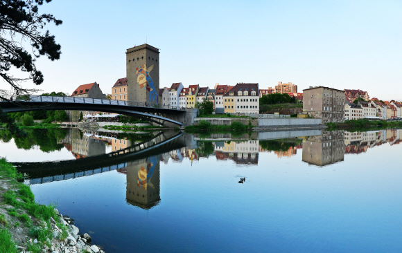 괴를리츠 나이세 강변의 저물녘 풍경. 왼쪽의 알슈타트 다리를 건너면 폴란드 즈고르젤레츠다. 파스텔톤의 건물들이 늘어선 모습이 인상적이다.