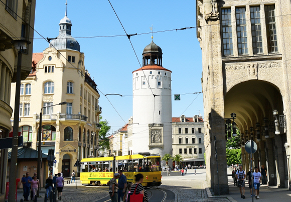 옛 건물이 밀집된 괴를리츠 시내. 가운데 둥근 타워는 디케르 투름이다.