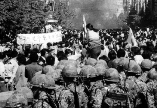 ’1980’ 계엄군과 대치하는 광주시민