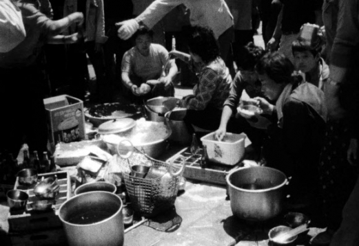’1980년’ 음식 나눠먹는 시민들