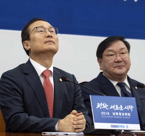 홍영표(왼쪽) 더불어민주당 원내대표가 17일 국회에서 열린 정책조정회의에서 모두 발언을 하기 직전 생각에 잠겨 있다. 이종원 선임기자 jongwon@seoul.co.kr