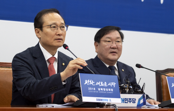 홍영표(왼쪽) 더불어민주당 원내대표가 17일 국회에서 열린 정책조정회의에서 모두 발언을 하고 있다. 이종원 선임기자 jongwon@seoul.co.kr