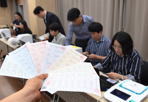 17일 서울 가회동 사전투표소에서 선관위 관계자들이 6.13 전국동시지방선거 사전투표 모의실험을 하고 있다. 이호정 전문기자 hojeong@seoul.co.kr