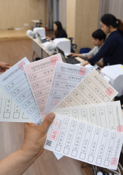 17일 서울 가회동 사전투표소에서 선관위 관계자들이 6.13 전국동시지방선거 사전투표 모의실험을 하고 있다.  이호정 전문기자 hojeong@seoul.co.kr