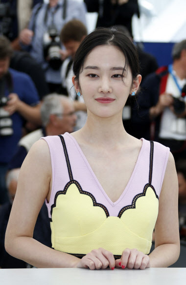 영화배우 전종서가 17일(현지시간) 프랑스 칸에서 열리고 있는 ‘제71회 칸 국제영화제’중 영화 ‘버닝’ 포토콜에 참석해 포즈를 취하고 있다. 로이터 연합뉴스