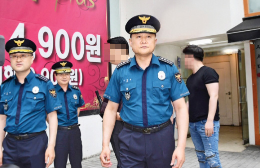 17일 이철성 경찰청장이 살해사건 현장을 둘러보다가 상인들의 항의를 받고 돌아서는 모습.  정연호 기자 tpgod@seoul.co.kr