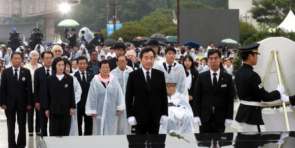 5·18 민주화운동 기념식 찾은 이 총리