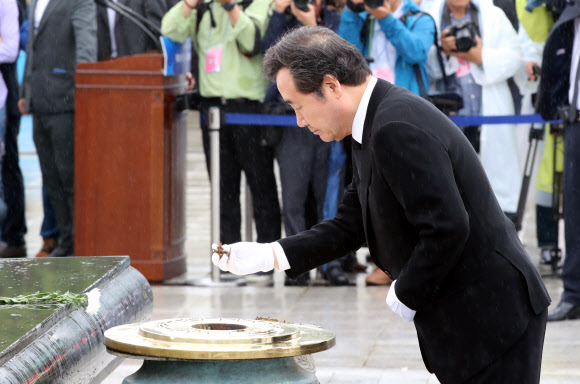 분향하는 이낙연 총리