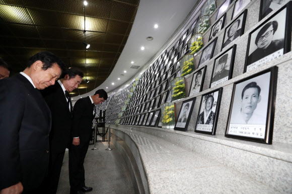 유영봉안소 찾은 이 총리