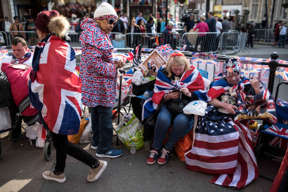 영국 해리 왕자와 할리우드 여배우 메건 마클의 결혼식을 이틀 앞둔 17일(현지시간) 결혼식을 보기위해 영국 윈저성에 온 사람들이 모여있다. AFP 연합뉴스