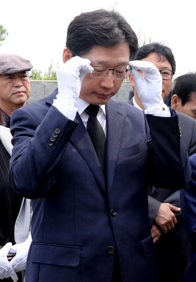 안경 고쳐쓰는 김경수