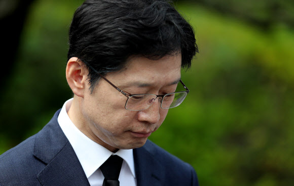 생각에 잠긴 김경수