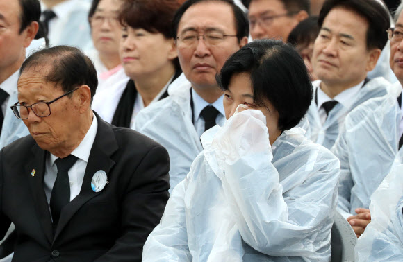 눈물 닦는 추미애