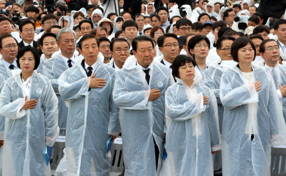 국기에 경례하는 여야 대표들