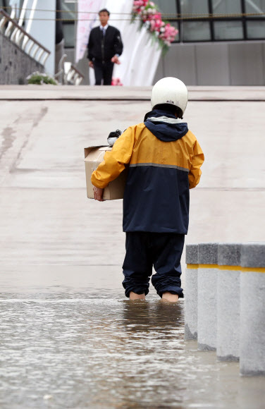 ‘길이 끊겨도 배달한다’
