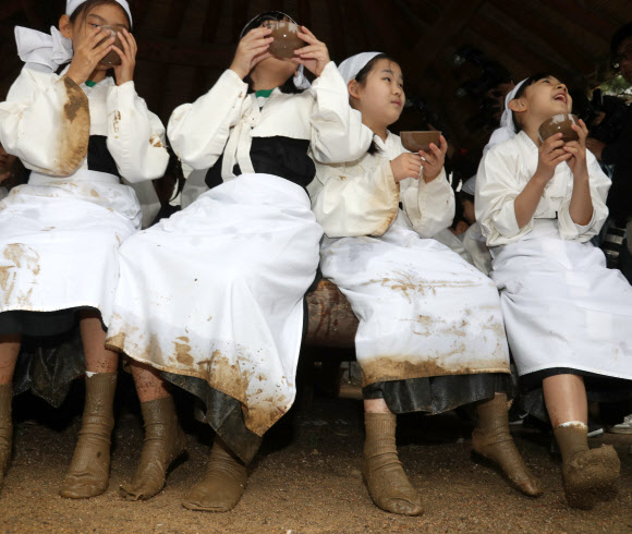 모내기 체험후 마시는 시원한 한 잔