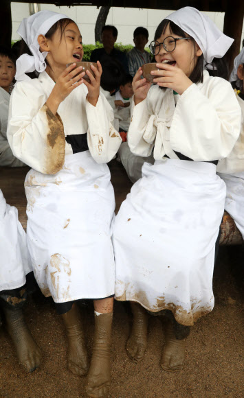 모내기 체험후 마시는 시원한 한 잔