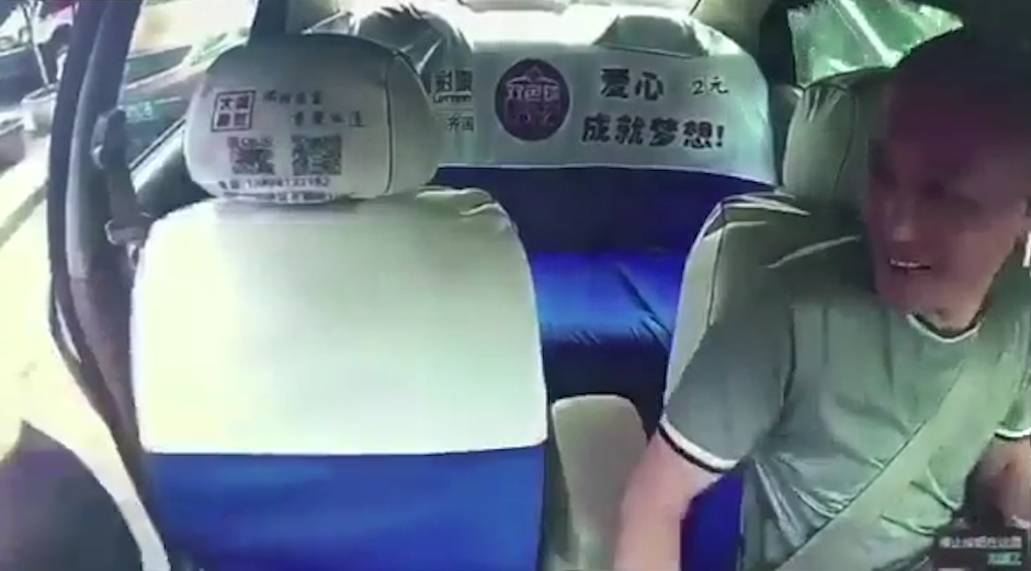 여성 승객의 상의를 손으로 내리려는 음흉한 택시 운전자 모습(유튜브 영상 캡처)