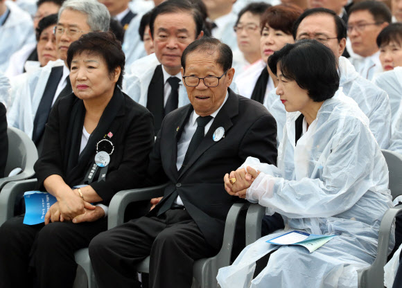 유족 손 잡은 추미애