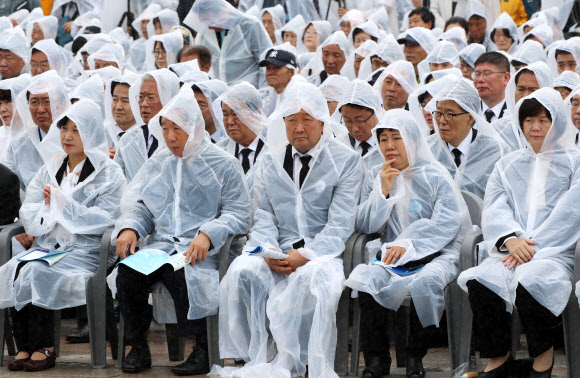 비옷 입은 여야대표들