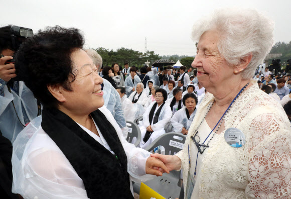 5?18 유족 만나는 마사 헌틀리