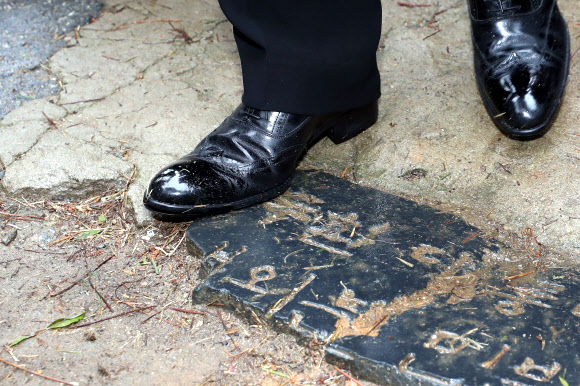 ‘전두환 기념비’ 밟는 이낙연 총리의 발