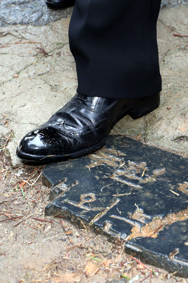 ‘전두환 기념비’ 밟는 이낙연 총리의 발