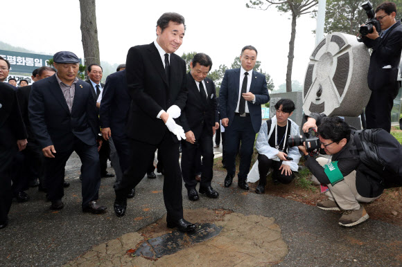 ‘전두환 기념비’ 밟는 이낙연 총리