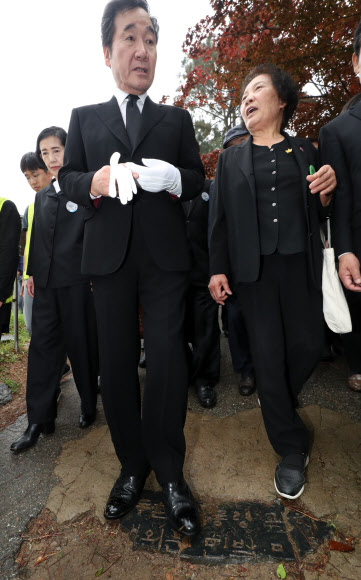 전두환 기념비 밟는 이낙연 총리