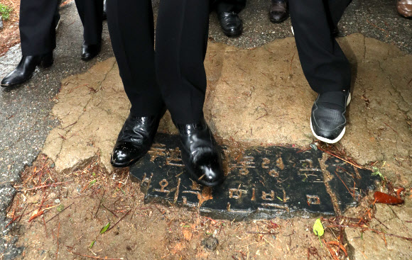 전두환 기념비 밟는 이낙연 총리