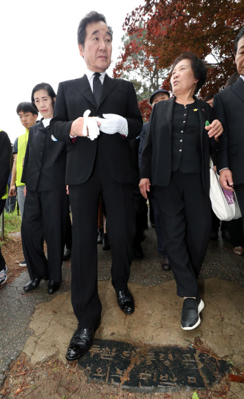 전두환 민박기념비 밟는 이낙연 총리