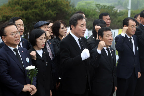 5.18 옛 묘역서 ‘님을 위한 행진곡’ 제창하는 이낙연