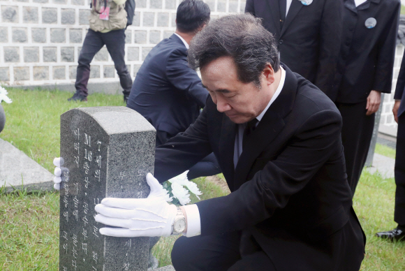이낙연 국무총리가 18일 오전 광주 국립5.18민주묘지 행방불명자 묘에서 이창현군(당시 7세)의 묘를 만지고 있다. 2018. 05. 18 박윤슬 기자 seul@seoul.co.kr